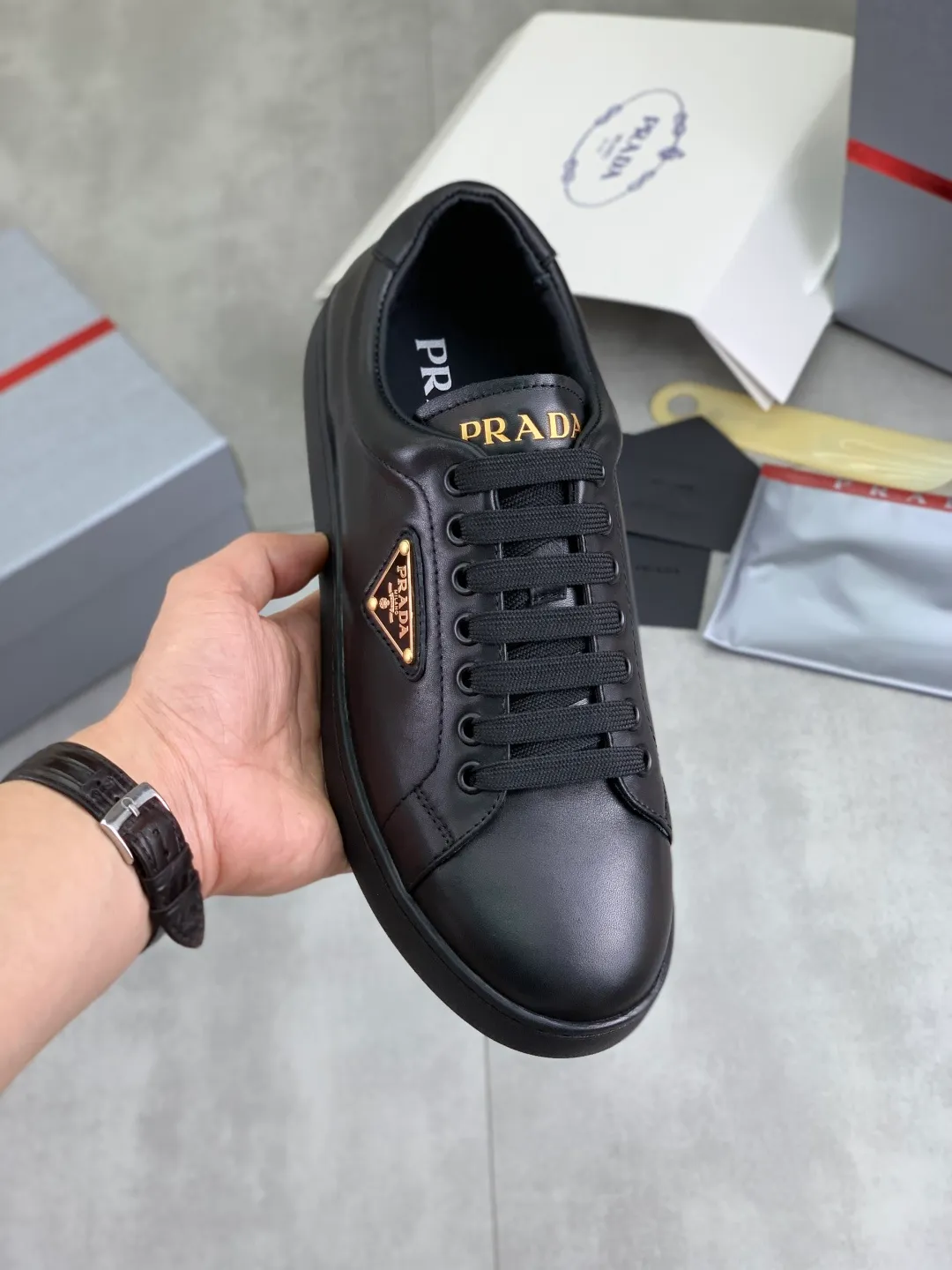 Men's shoes 💰P540💰【New model】The hot model is on the official website, 🆘 The trendy brand (Prada) mainly promotes the hot model, the avant-garde and versatile fashion men's shoes are privately modeled, the cowhide surface is spliced 1:1.. The fashion is simple, the original imported cowhide lining and the cowhide feet; the atmosphere and personality are more fashionable, eye-catching and pursuing class. It will subvert the old idea and be a must-have for fashion trendsetters with you! Must keep it for yourself! Tall and comfortable, large and low, high-end quality workmanship. Size: 38-45; 3️⃣colors available.